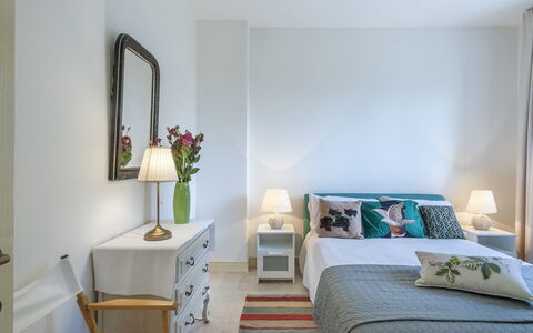 Villa Lucente 6+2: Möbel, Interior Design, Bett, Schlafzimmer, Wand, Zimmer, Fussboden, Flooring, Holz, Linens