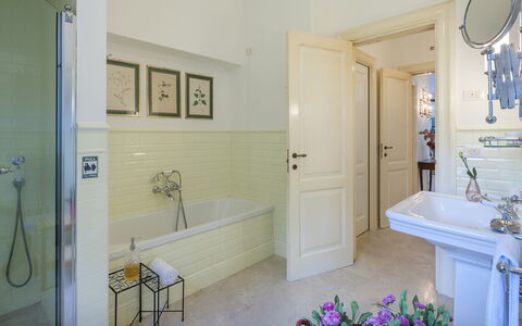 Villa Lucente 6+2: Flooring, Interior Design, Badezimmer, Fussboden, Armatur, Bad Sink, Zapfhahn, Decke, Installation, Zuhause
