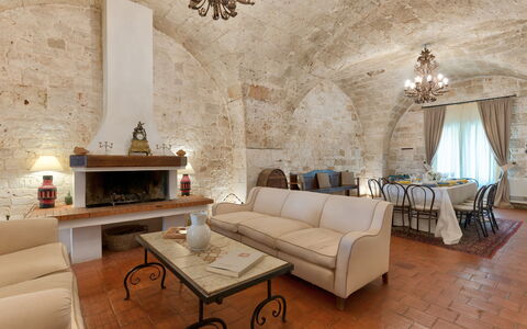 Masseria Tarsia Incuria 8+4: Wand, Möbel, Interior Design, Decke, Flooring, Fussboden, Wohnzimmer, Zimmer, Couch, Stuhl