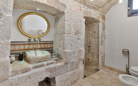 Masseria Tarsia Incuria 8+4: Wand, Armatur, Flooring, Interior Design, Badezimmer, Sinken, Zapfhahn, Installation, Steinwand, Bad Sink