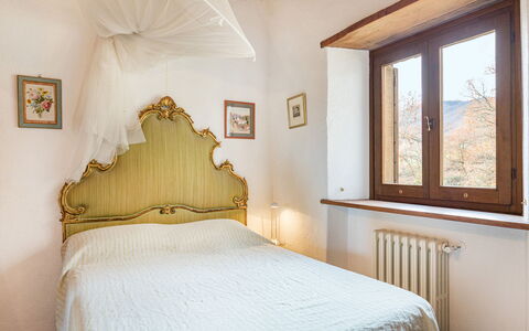 Casale Mollina 6+2: Bett, Bedding, Schlafzimmer, Interior Design, Wand, Bettdecke, Möbel, Linens, Holz, Zimmer