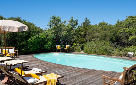 Villa Corallina 12: Schwimmbad, Gartenmöbel, Möbel, Resort, Regenschirm, Sonnenliege, Stuhl, Schatten, Tisch Im Freien, Eco Hotel