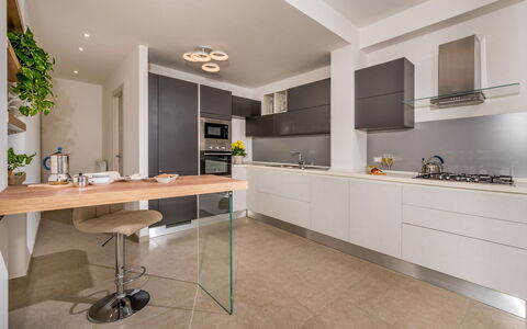 Dama dei Venti 6+2: Küche, Countertop, Küchengerät, Möbel, Interior Design, Cabinetry, Flooring, Major Appliance, Holz, Decke