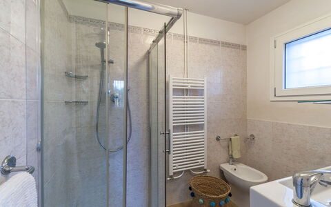 Villa Rustica 8: Flooring, Fussboden, Armatur, Interior Design, Badezimmer, Zimmer, Decke, Zapfhahn, Installation, Sinken