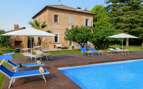 Villa Rustica 8: Schwimmbad, Blau, Sonnenliege, Gartenmöbel, Resort, Regenschirm, Estate, Hazienda, Villa, Eco Hotel