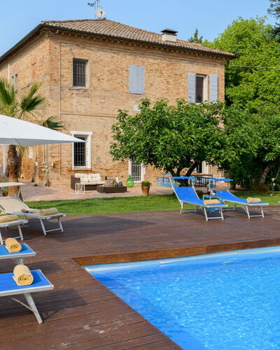 Villa Rustica 8: Schwimmbad, Blau, Sonnenliege, Gartenmöbel, Resort, Regenschirm, Estate, Hazienda, Villa, Eco Hotel
