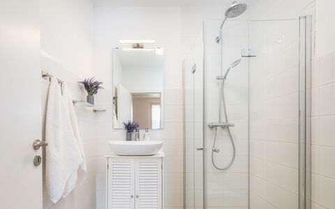Villa Laconella 8+4: Badezimmer, Interior Design, Armatur, Flooring, Fussboden, Toilette, Installation, Tür, Zapfhahn, Sinken