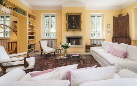 Villa Gaius 8+2: Möbel, Interior Design, Flooring, Fussboden, Couch, Wand, Holz, Wohnzimmer, Decke, Zimmer