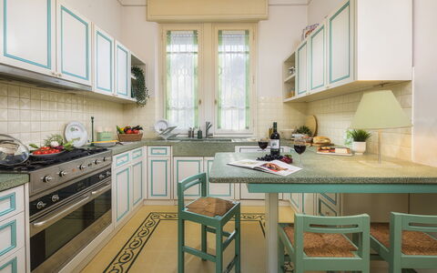 Villa Gaius 8+2: Küche, Countertop, Interior Design, Flooring, Küchengerät, Cabinetry, Möbel, Holz, Major Appliance, Herd