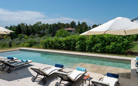 Terra di Siena 14: Gartenmöbel, Möbel, Schwimmbad, Regenschirm, Sonnenliege, Stuhl, Schatten, Verbundwerkstoff, Tisch Im Freien, Resort