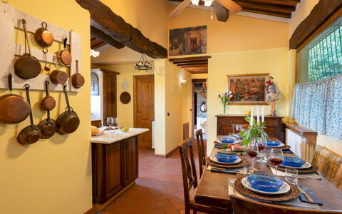 Podere Belvedere 6: Möbel, Interior Design, Holz, Decke, Tabelle, Küche & Esszimmer Tisch, Beleuchtung, Esszimmer, Flooring, Stuhl