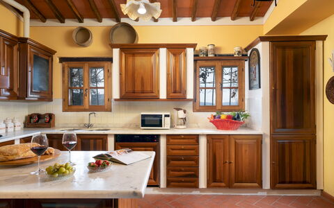 Podere Belvedere 6: Möbel, Küche, Cabinetry, Countertop, Interior Design, Holz, Flooring, Küchengerät, Schrank, Zuhause