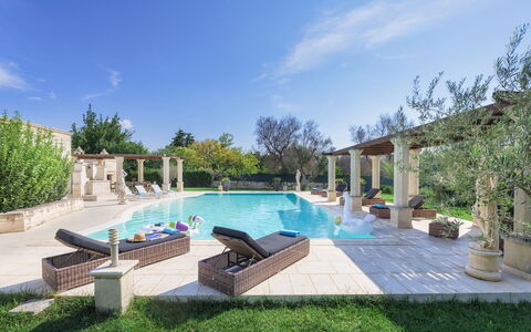 Villa la Dolce Vita 6: Schwimmbad, Water Feature, Verbundwerkstoff, Estate, Garten, Schatten, Resort, Säule, Landscaping, Hazienda
