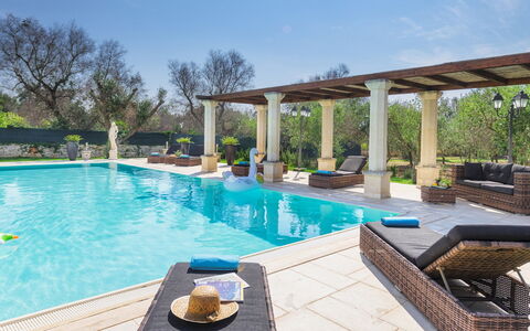 Villa la Dolce Vita 6: Schwimmbad, Resort, Freizeit, Gartenmöbel, Möbel, Eco Hotel, Schatten, Verbundwerkstoff, Stuhl, Water Feature