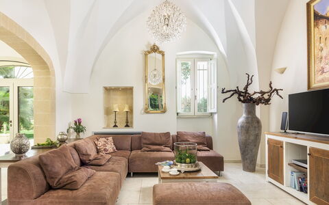 Villa la Dolce Vita 6: Möbel, Interior Design, Couch, Flooring, Wohnzimmer, Holz, Fussboden, Zuhause, Zimmer, Tabelle