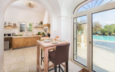 Villa la Dolce Vita 6: Interior Design, Küche, Countertop, Möbel, Flooring, Decke, Fussboden, Cabinetry, Küche & Esszimmer Tisch, Stuhl