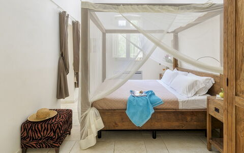 Villa la Dolce Vita 6: Möbel, Interior Design, Bett, Schlafzimmer, Fussboden, Holz, Flooring, Zimmer, Textil, Beleuchtung
