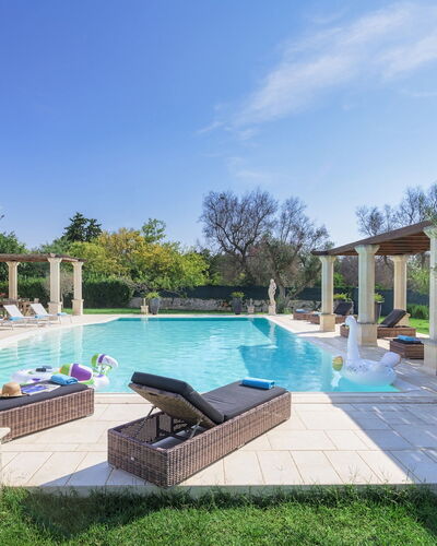 Villa la Dolce Vita 6: Schwimmbad, Water Feature, Verbundwerkstoff, Estate, Garten, Schatten, Resort, Säule, Landscaping, Hazienda