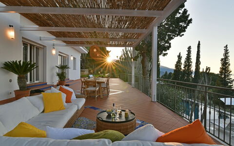 Villa Armonia 8: Möbel, Holz, Stuhl, Tabelle, Interior Design, Gartenmöbel, Resort, Schatten, Eco Hotel, Veranda