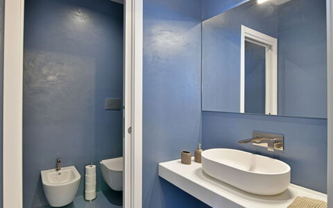 Villa Armonia 8: Badezimmer, Armatur, Wand, Flooring, Interior Design, Fussboden, Bad Sink, Sinken, Toilette, Zapfhahn
