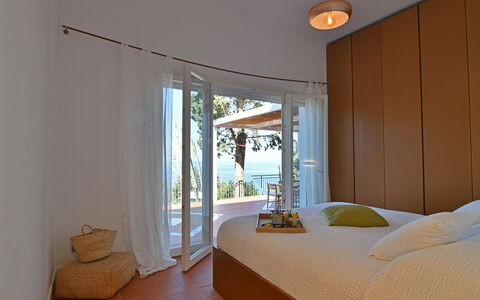 Villa Armonia 8: Möbel, Interior Design, Holz, Fussboden, Schlafzimmer, Flooring, Bett, Beleuchtung, Zuhause, Decke