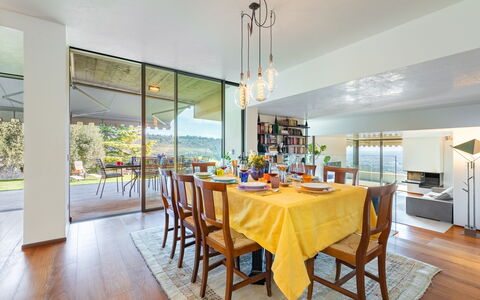 Villa degli Ulivi 8: Möbel, Interior Design, Flooring, Esszimmer, Küche & Esszimmer Tisch, Stuhl, Decke, Tabelle, Fussboden, Zimmer