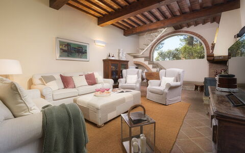Il Fienile 4: Möbel, Interior Design, Couch, Wand, Flooring, Wohnzimmer, Zimmer, Fussboden, Stuhl, Decke