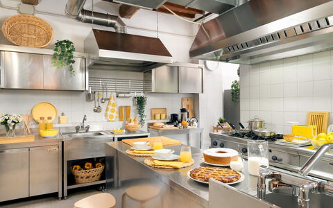 Guado al Sole 26+4: Küche, Interior Design, Countertop, Küchengerät, Möbel, Major Appliance, Haushaltsgerät, Essen, Light Fixture, Cabinetry