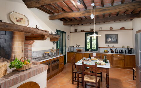 Villa Paesante 8: Möbel, Küche, Interior Design, Flooring, Holz, Zuhause, Countertop, Cabinetry, Tabelle, Fussboden