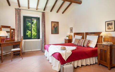 Villa Paesante 8: Möbel, Bett, Interior Design, Schlafzimmer, Wand, Holz, Flooring, Zimmer, Bedding, Bilderrahmen