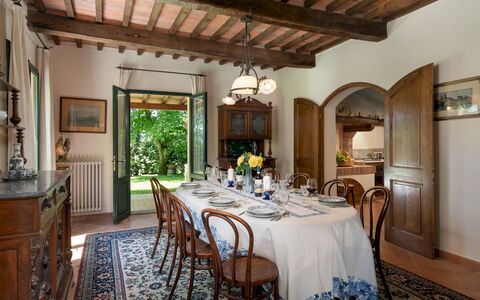 Villa Paesante 8: Möbel, Interior Design, Tabelle, Holz, Esszimmer, Stuhl, Flooring, Küche & Esszimmer Tisch, Decke, Beleuchtung