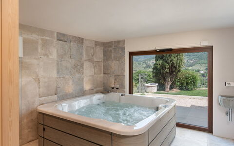 Terrazza sulla Valle 4+2: Flooring, Armatur, Interior Design, Fussboden, Badewanne, Zimmer, Badezimmer, Installation, Zimmerpflanze