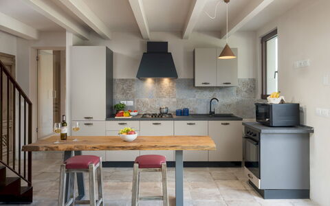 Terrazza sulla Valle 4+2: Möbel, Küche, Countertop, Interior Design, Küchengerät, Flooring, Cabinetry, Wand, Light Fixture, Holz