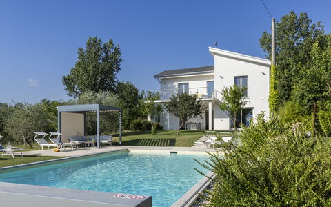 Villa Petrillo 6: Blau, Schwimmbad, Wohngebiet, Haus, Zuhause, Estate, Resort, Garten, Rasen, Villa