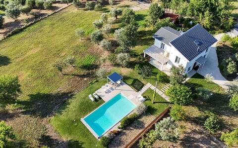 Villa Petrillo 6: Schwimmbad, Wohngebiet, Haus, Estate, Garten, Rasen, Landscaping, Bauernhaus, Hinterhof, Vorort