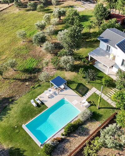 Villa Petrillo 6: Schwimmbad, Wohngebiet, Haus, Estate, Garten, Rasen, Landscaping, Bauernhaus, Hinterhof, Vorort