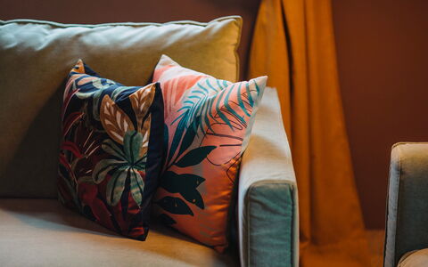 Villa Sumac 6: Kissen, Textil, Dekokissen, Orange, Kissen, Rosa, Wohnzimmer, Linens, Couch, Blumendesign