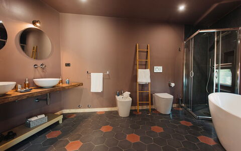 Villa Sumac 6: Interior Design, Flooring, Armatur, Fussboden, Badezimmer, Beleuchtung, Decke, Installation, Braun, Light Fixture