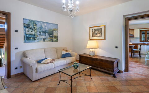 Villa Banci 8: Möbel, Interior Design, Couch, Flooring, Fussboden, Wohnzimmer, Decke, Zimmer, Tabelle, Bilderrahmen