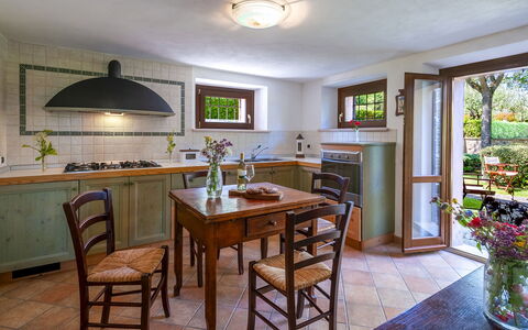 Villa Banci 8: Möbel, Interior Design, Holz, Flooring, Küche, Tabelle, Countertop, Decke, Beleuchtung, Zuhause