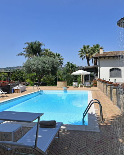 Villa Biddizza 10: Schwimmbad, Resort, Hotel, Hazienda, Eco Hotel, Villa, Regenschirm, Stuhl, Sonnenliege