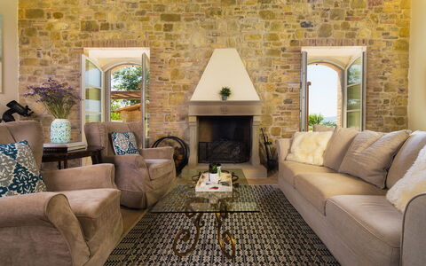 Villa Flaminia 8+2 -: Möbel, Interior Design, Couch, Wand, Flooring, Wohnzimmer, Decke, Tabelle, Fussboden, Zimmer