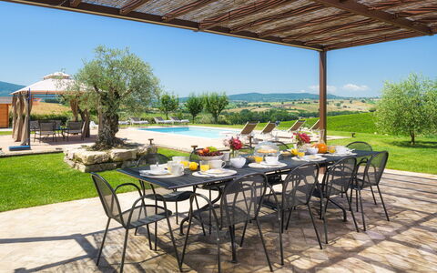 Villa Flaminia 8+2 -: Himmel, Schwimmbad, Gartenmöbel, Möbel, Grundstueck, Resort, Eco Hotel, Schatten, Garten, Regenschirm