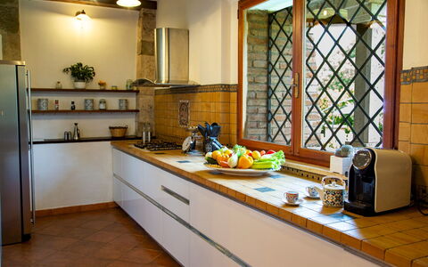 Podere Montioni 6+2: Küche, Countertop, Küchengerät, Interior Design, Flooring, Holz, Major Appliance, Cabinetry, Spüle, Zuhause