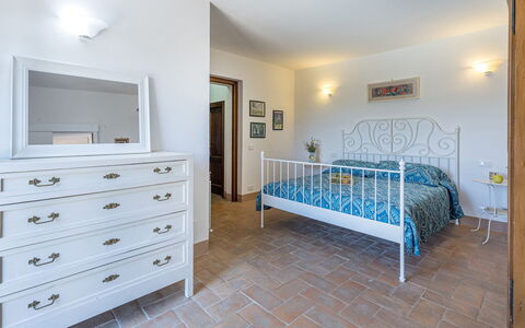 Casa Eusebia 8+2: Flooring, Bett, Möbel, Interior Design, Schlafzimmer, Fussboden, Decke, Bettdecke, Zimmer, Bedding