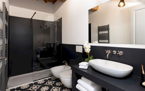 Villa Il Pozzo 14: Badezimmer, Interior Design, Bad Sink, Armatur, Flooring, Wand, Sinken, Fussboden, Spiegel, Zapfhahn