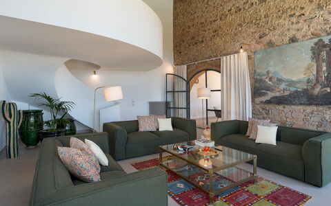 Villa Il Pozzo 14: Möbel, Interior Design, Wand, Couch, Flooring, Fussboden, Wohnzimmer, Decke, Zimmer, Tabelle