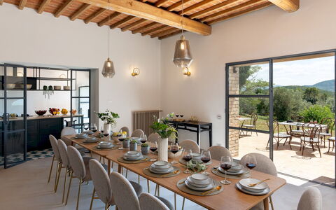 Villa Il Pozzo 14: Möbel, Tabelle, Küche & Esszimmer Tisch, Stuhl, Interior Design, Geschirr, Esszimmer, Zimmer, Zimmerpflanze, Kaffetisch