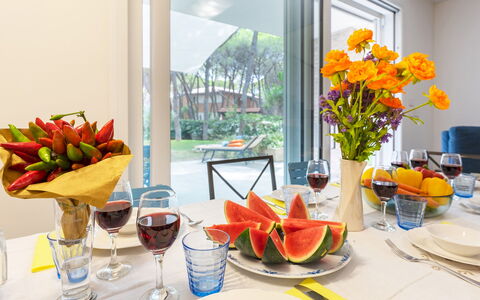 La Villa in Pineta 10: Möbel, Geschirr, Tabelle, Obst, Interior Design, Servierware, Stuhl, Dishware, Essen, Frühstück