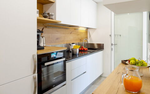 La Villa in Pineta 10: Countertop, Küche, Küchengerät, Möbel, Interior Design, Cabinetry, Flooring, Major Appliance, Holz, Haushaltsgerät